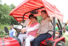 ट्रैक्टर की स्टेयरिंग पर सीएम धामी: जनता से जुड़कर ही होता है सच्चा नेतृत्व