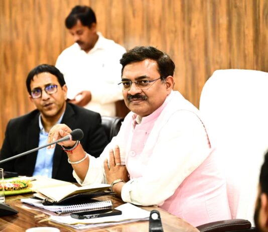 मुख्य सचिव ने कलेक्ट्रेट सभागार में की जिलास्तरीय समीक्षा बैठक, ‘योजना दीदी’ ई-पुस्तक का किया विमोचन
